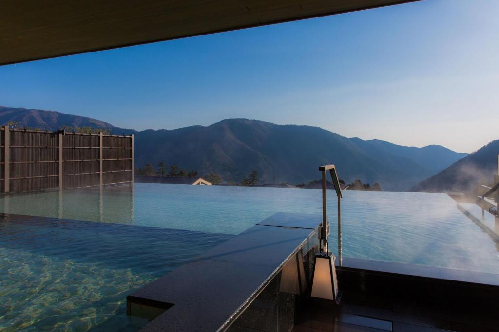 "Infinity Onsen" at the Hakone Kowakien Tenyu