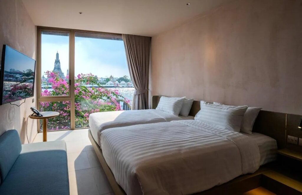 Inn A Day twin room with a view of flowers and of course Wat Arun