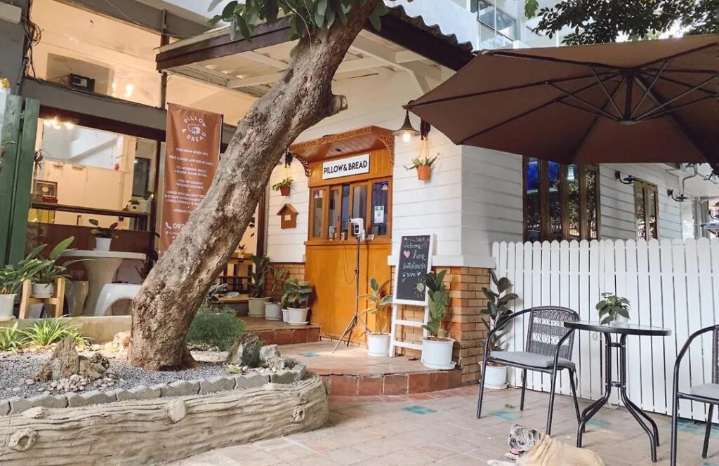 Pillow & Bread entrance