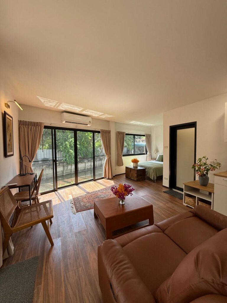 Cozycomo large room with traditional furnishing and wooden floor