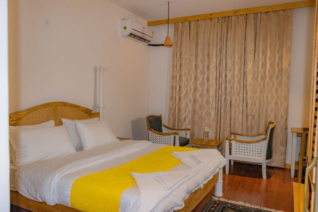 Where To Stay For a Soft Landing In India 40 Hotel El Castello, room sitting area and desk