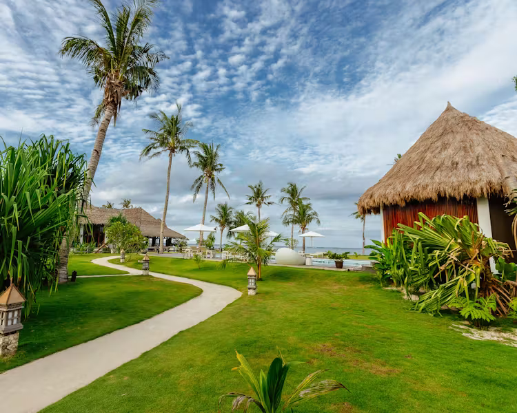 Isla Cabana Resort, landscaped grounds with palm trees