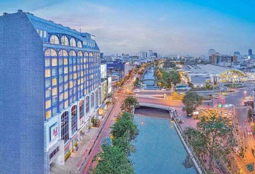 The Quarter Hualamphong, looks like it came straight out of a Monet