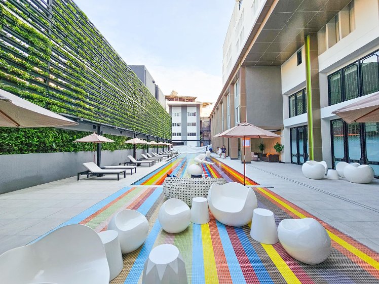 Tinidee Trendy Bangkok, rainbow swimming pool, lounge and hedge