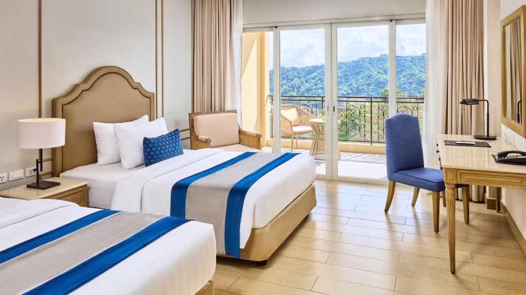 Twin Lakes Hotel, room with a balcony and mountain views