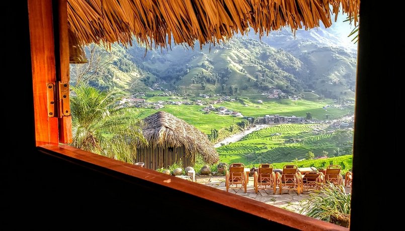 Eco Palms House, overlooking the valley