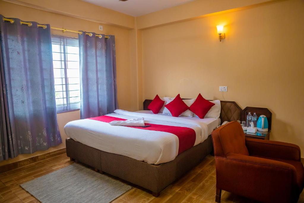 Hotel Yatri, Warm Room With Natural Light And Seating Area