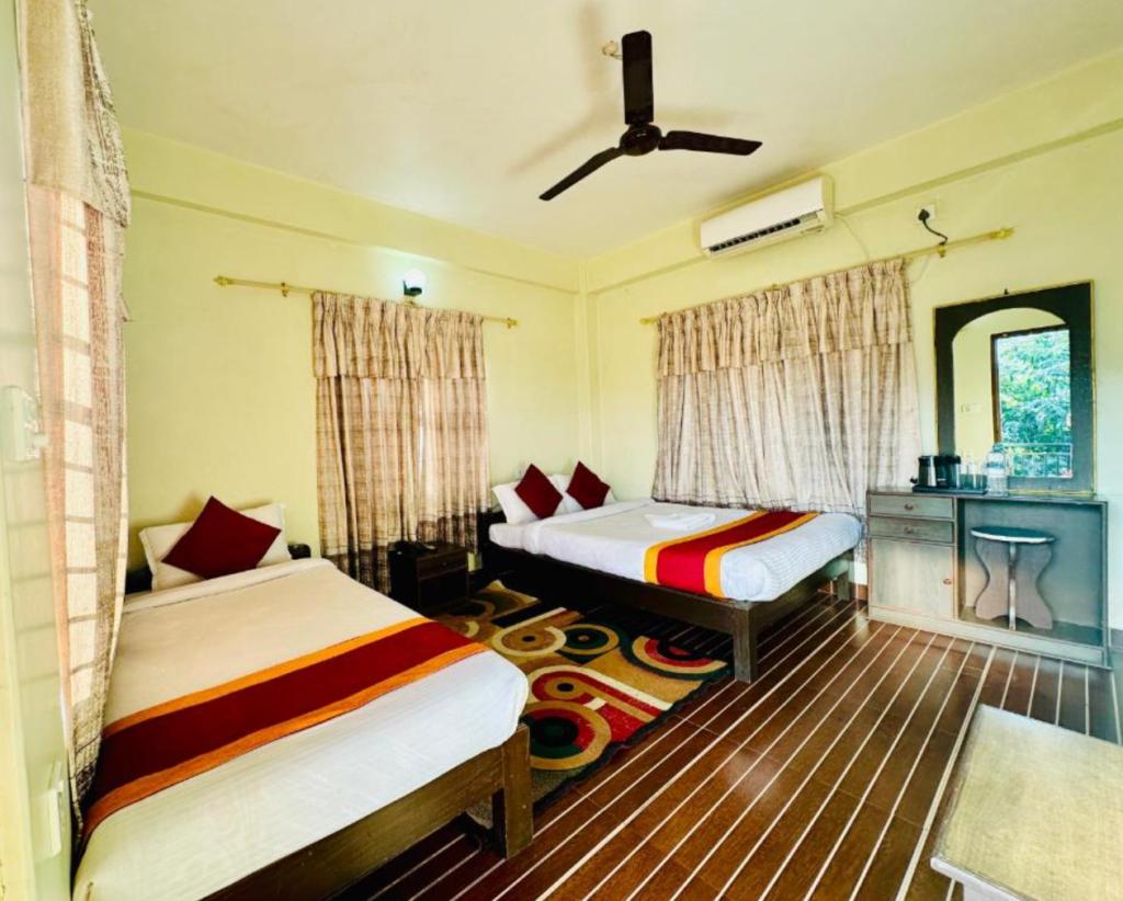 Hotel The Lake, Room with ceiling fan, air conditioning, and desk