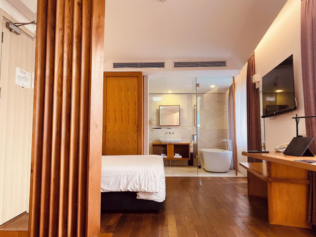 Where To Stay In Ho Chi Minh City 25 Liberty Saigon Greenview, Double Room With Bathtub And A Work Desk