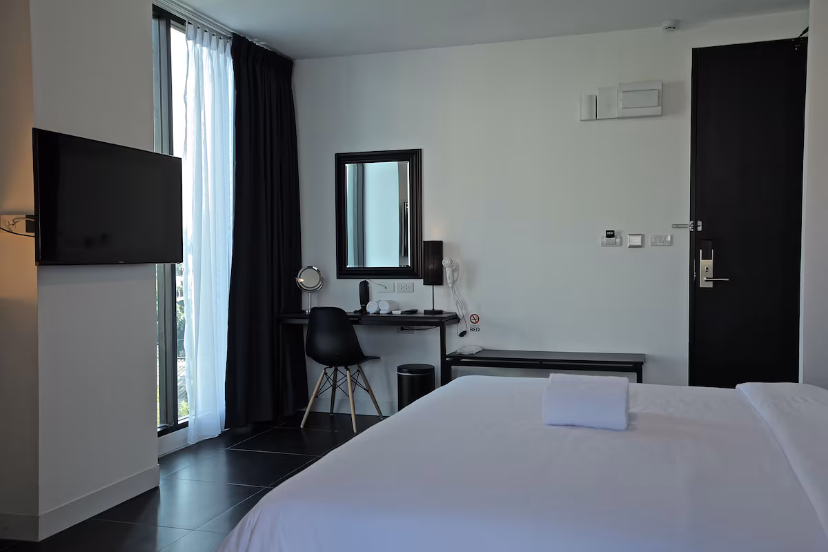 BED Nimman, room with a work desk