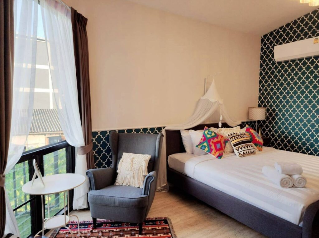 Capital O 75422 Million Pillows, room with patterned accent wall and city views