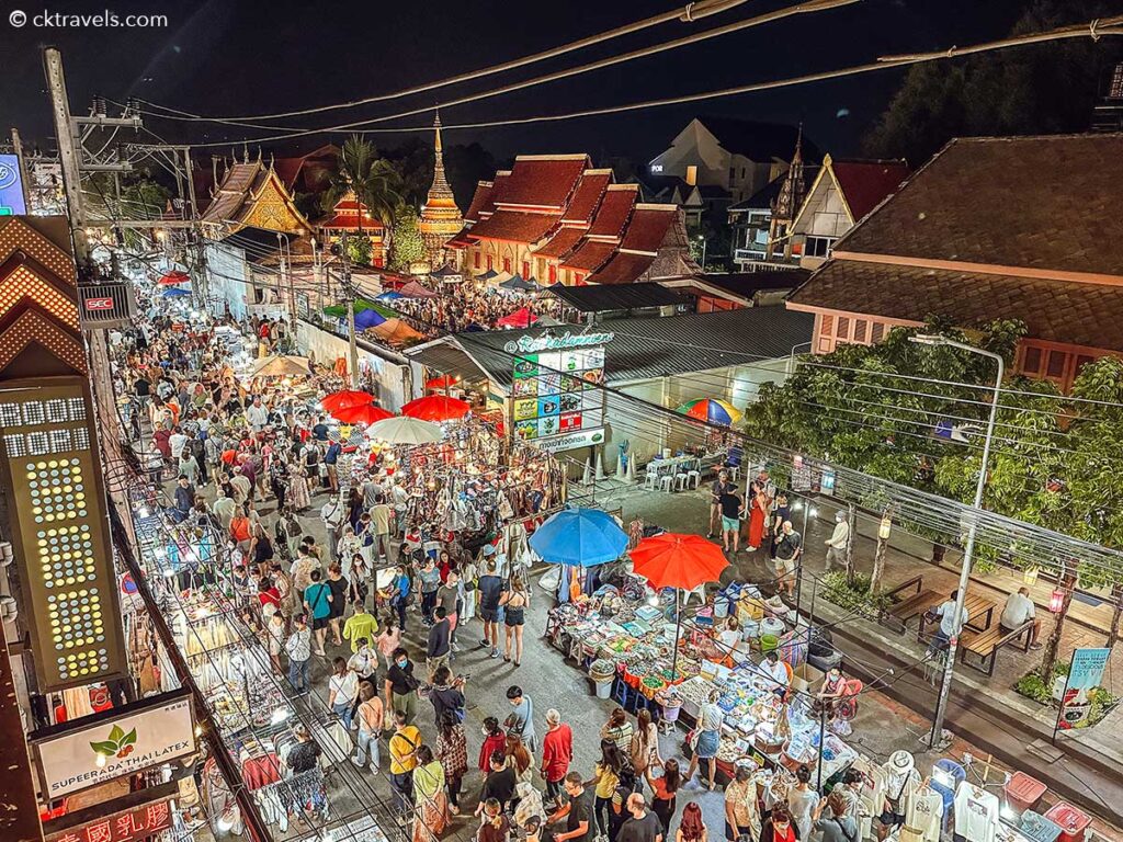 Sunday night market, the larget of the weekend market in Chiang Mai