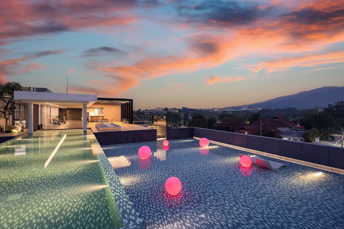 Travelodge Nimman Chiang Mai, rooftop infinity pool at sunset